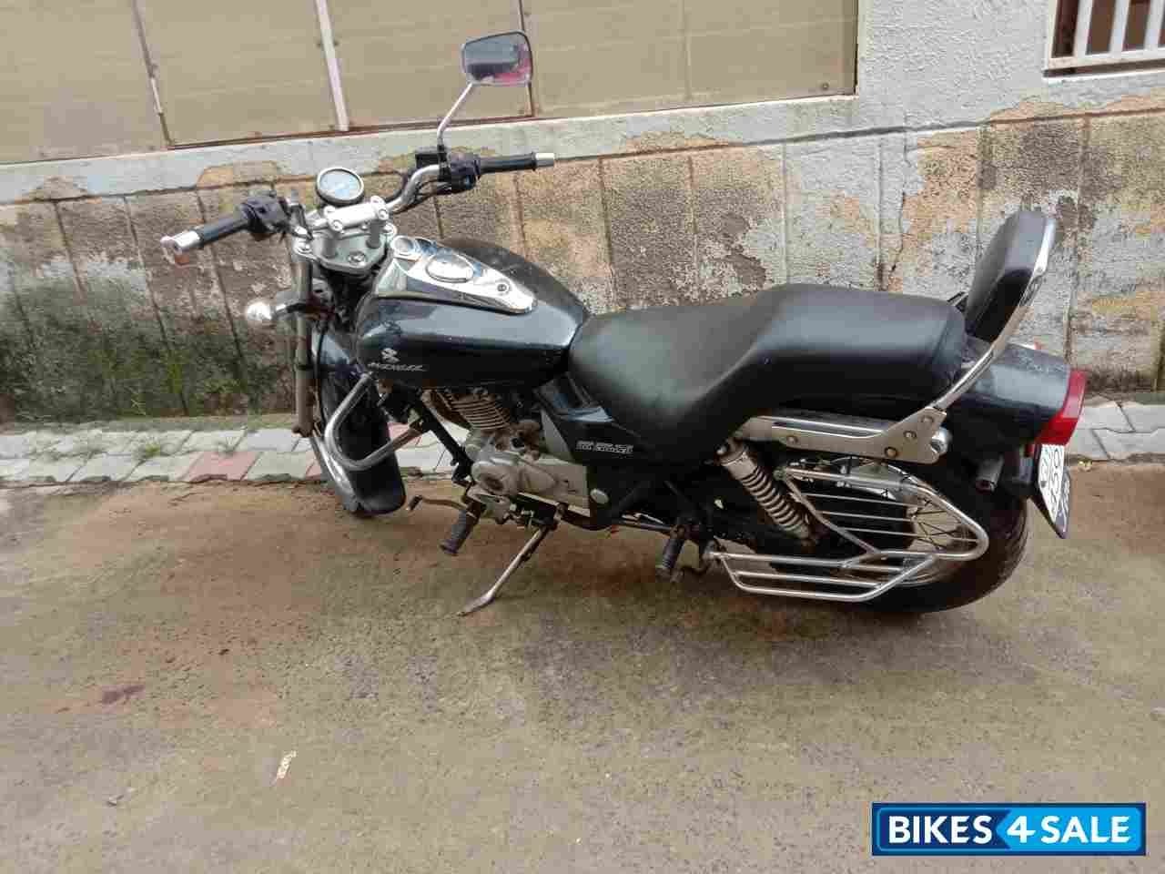 Black Bajaj Avenger 220 DTS-i