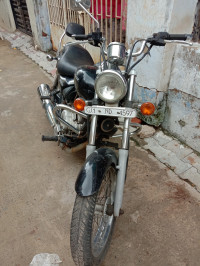 Black Bajaj Avenger 220 DTS-i