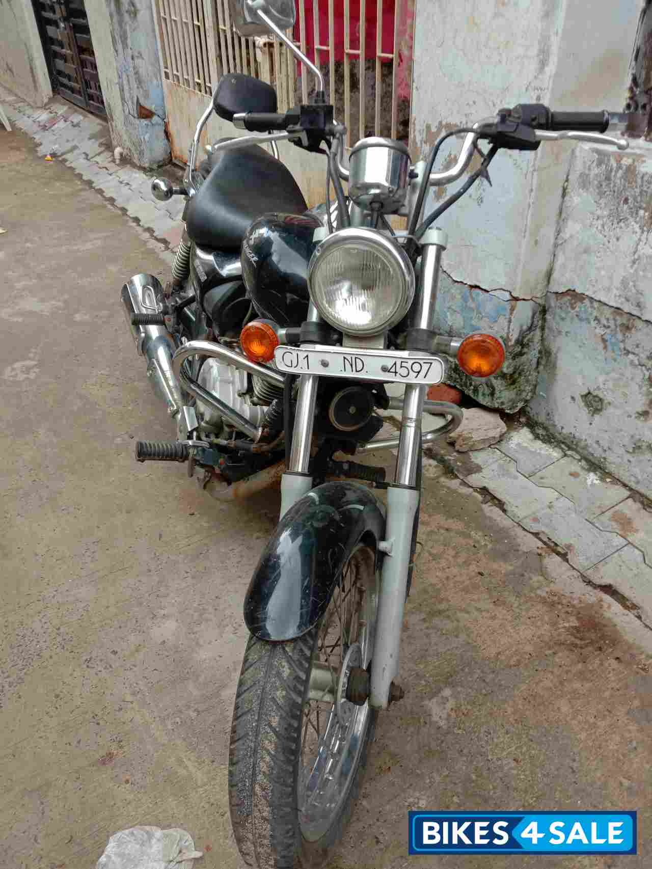 Black Bajaj Avenger 220 DTS-i