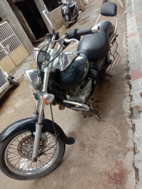 Black Bajaj Avenger 220 DTS-i