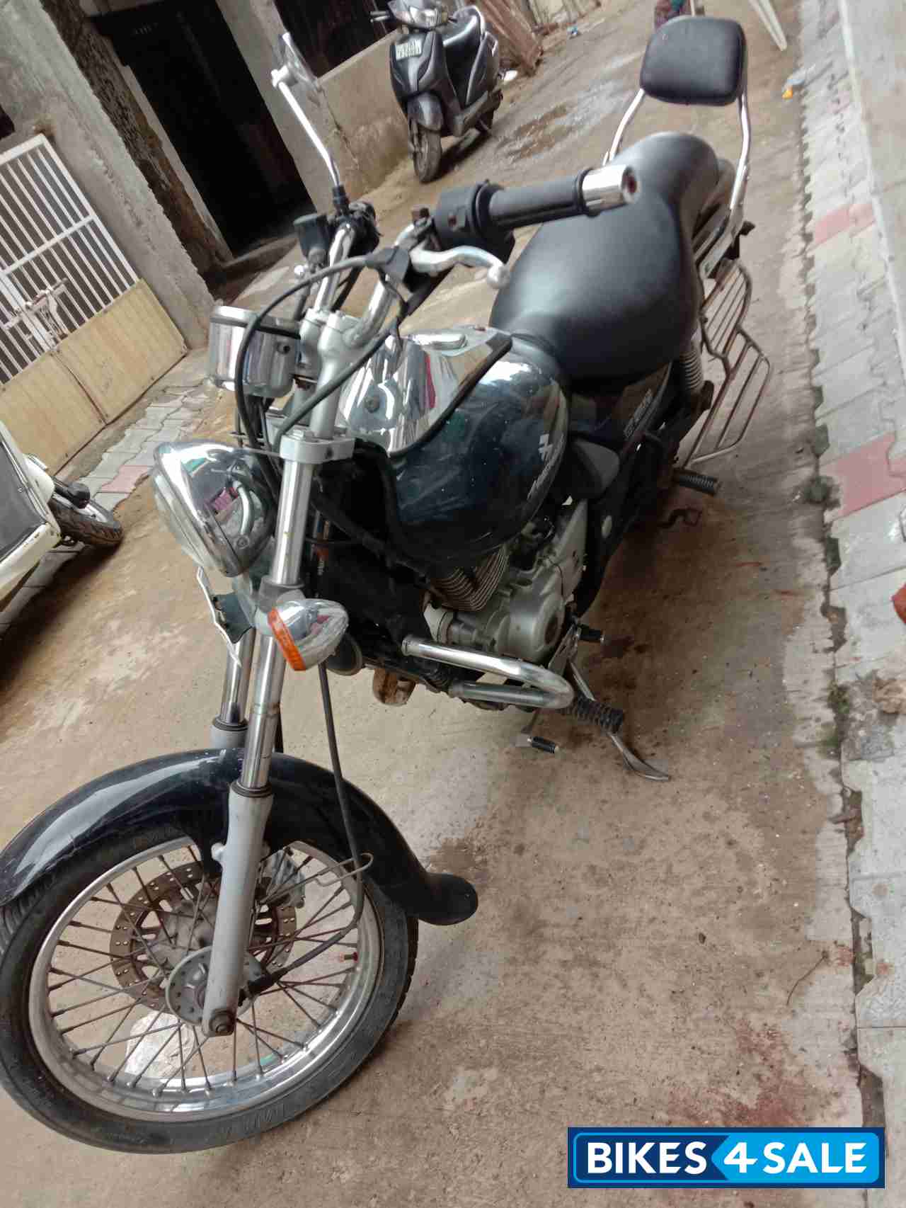 Black Bajaj Avenger 220 DTS-i