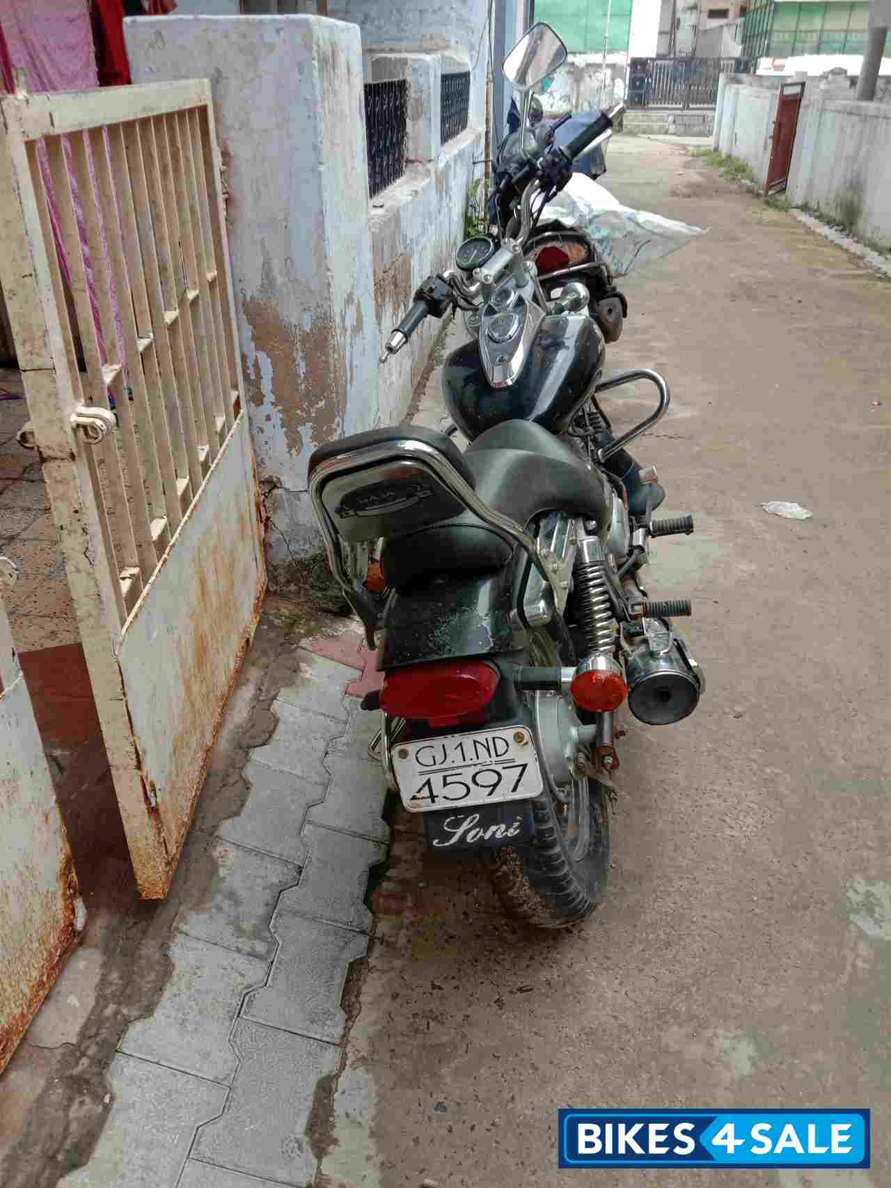 Black Bajaj Avenger 220 DTS-i