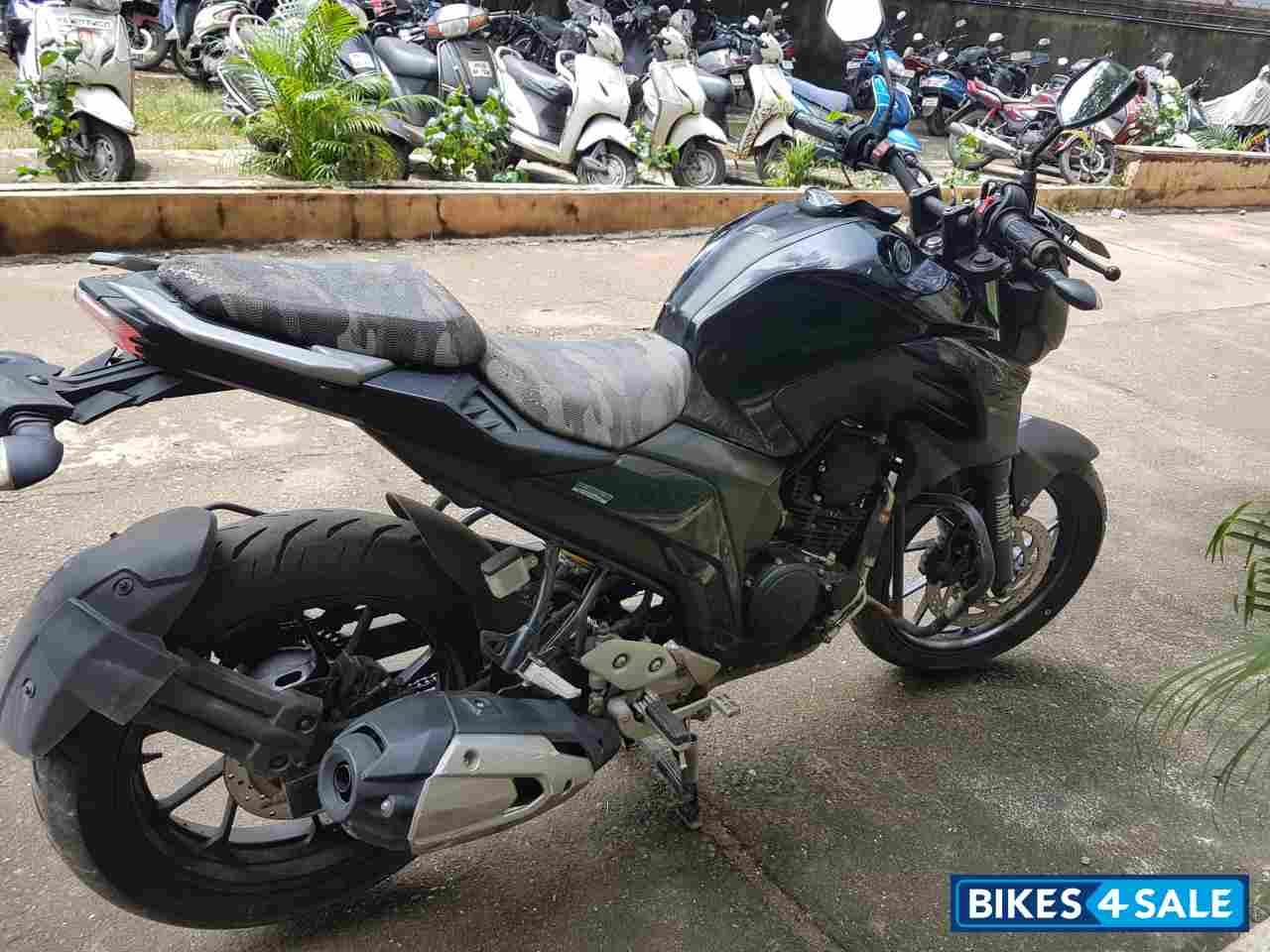 Black Yamaha FZ25