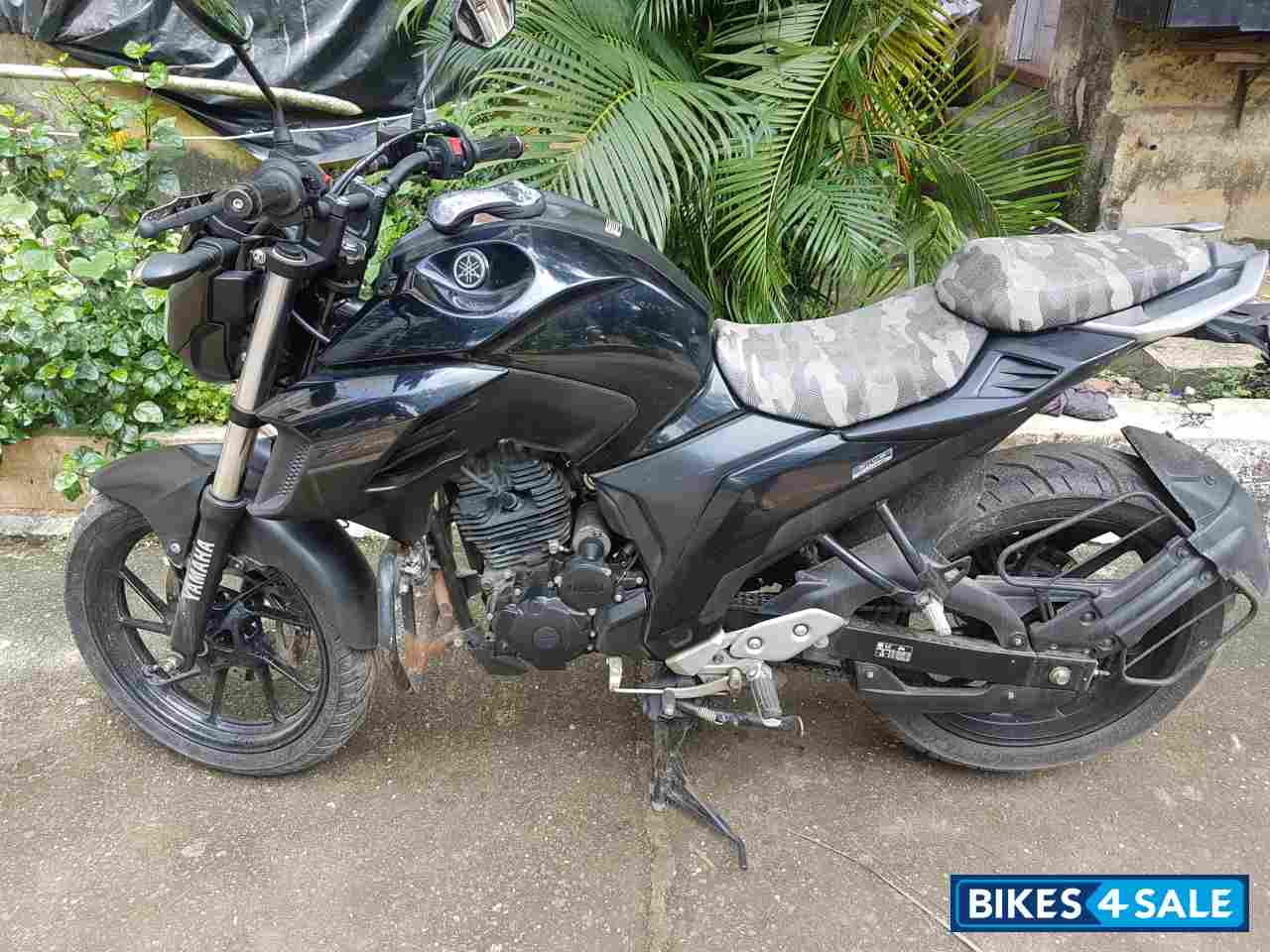 Black Yamaha FZ25