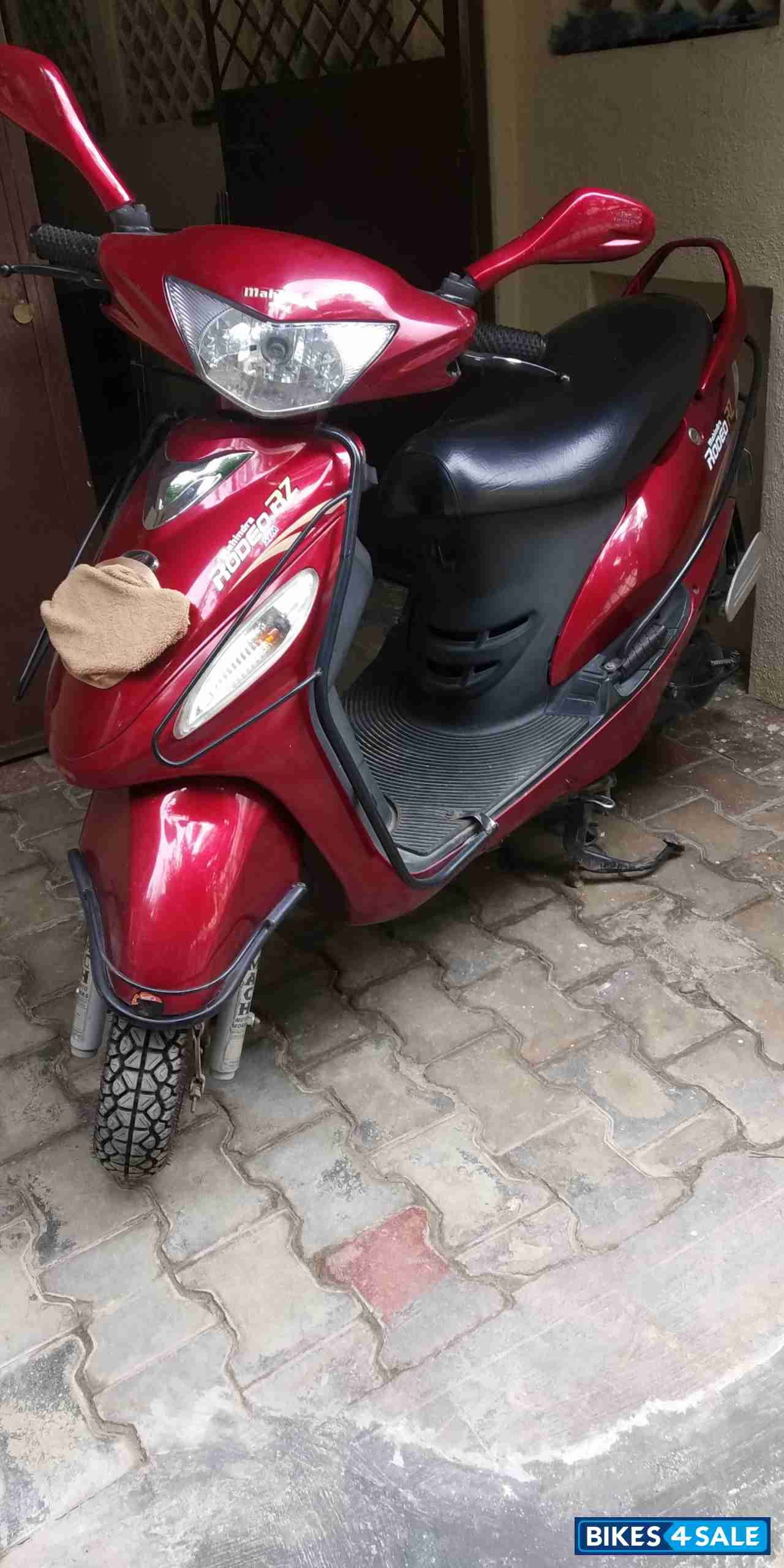 Red Mahindra Rodeo RZ