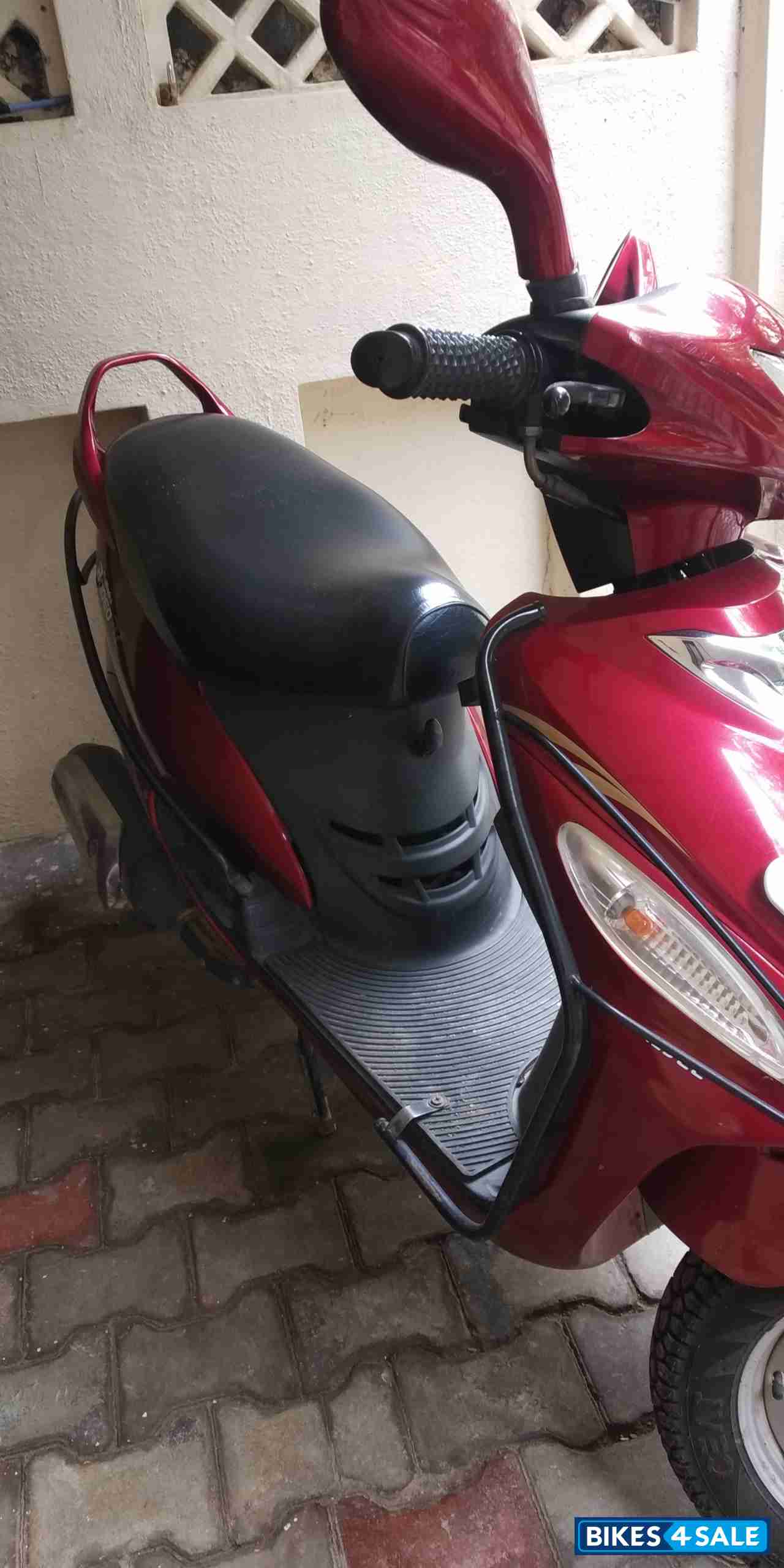 Red Mahindra Rodeo RZ