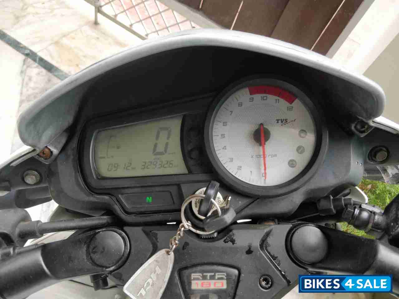 White TVS Apache RTR 180