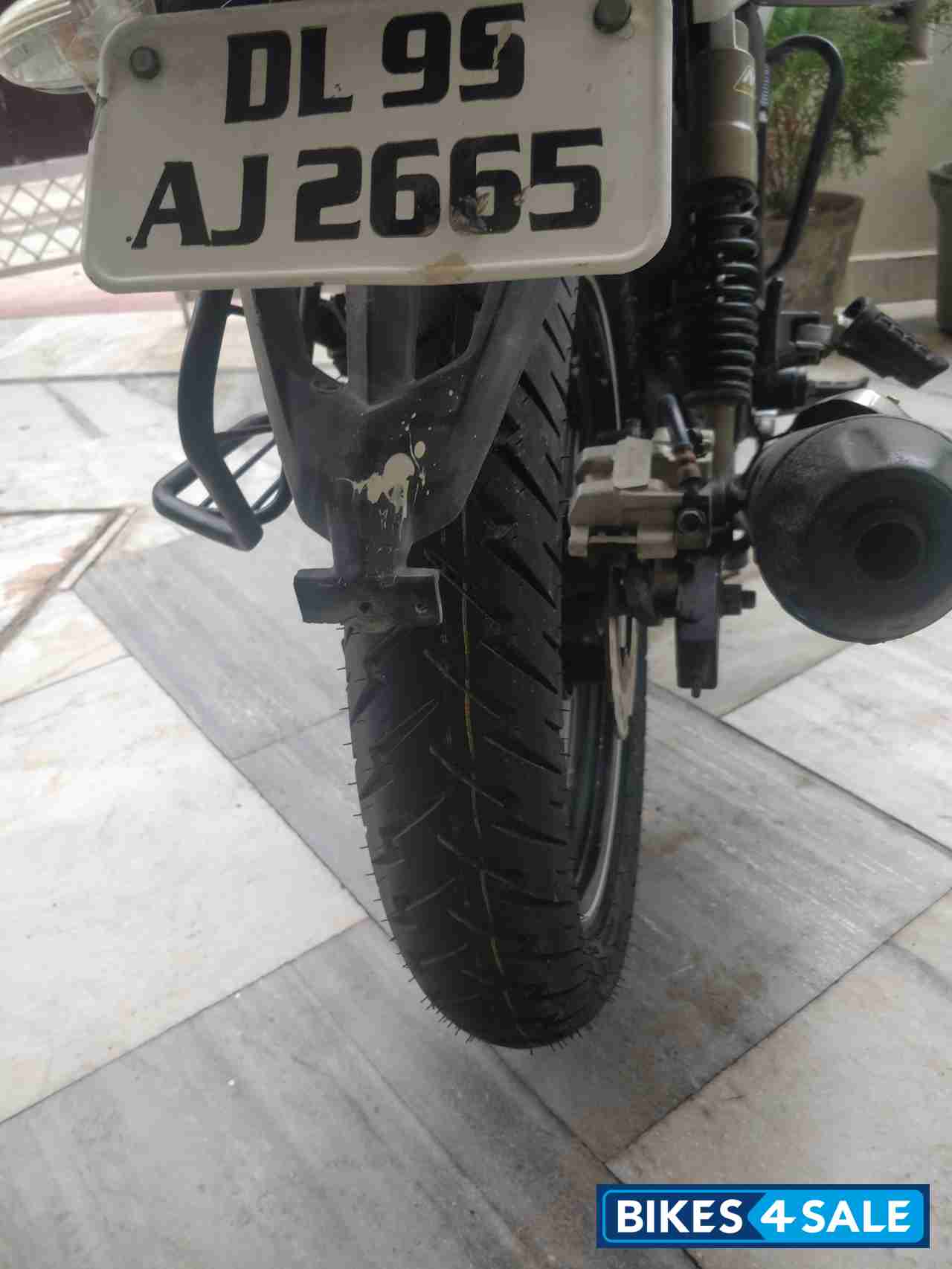 White TVS Apache RTR 180