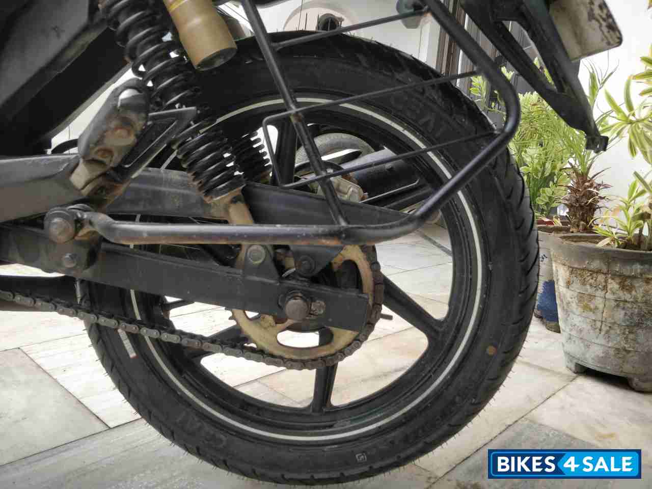 White TVS Apache RTR 180