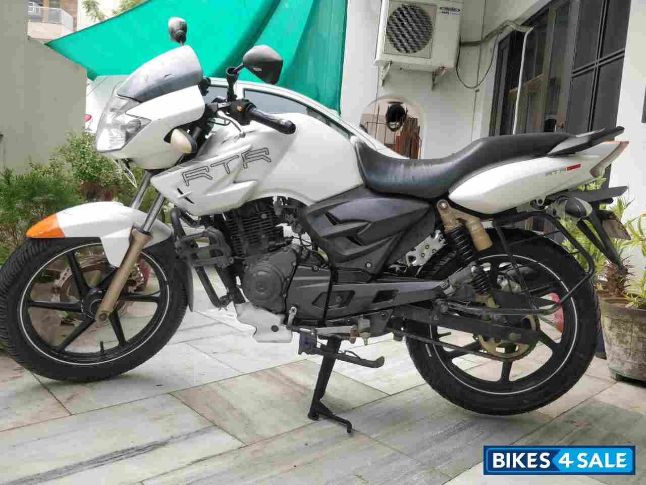 White TVS Apache RTR 180