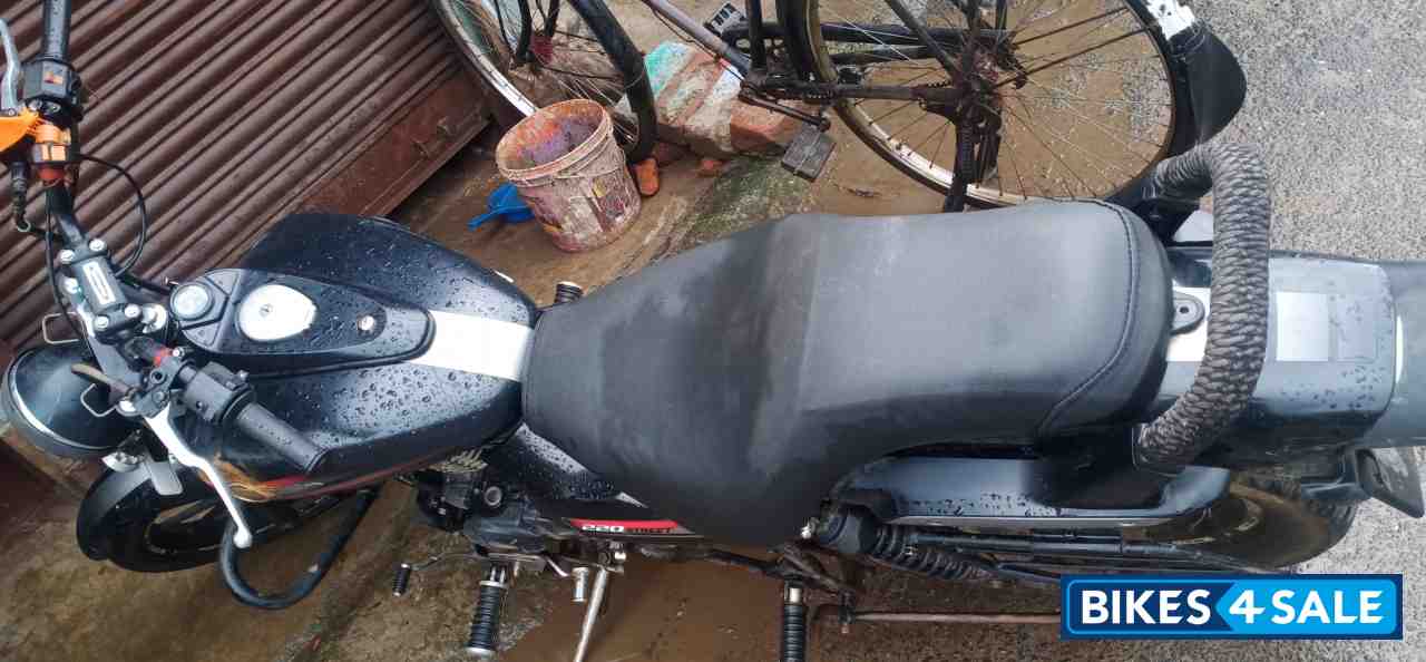 Black Bajaj Avenger Street 220 Black Bajaj Avenger Street 220