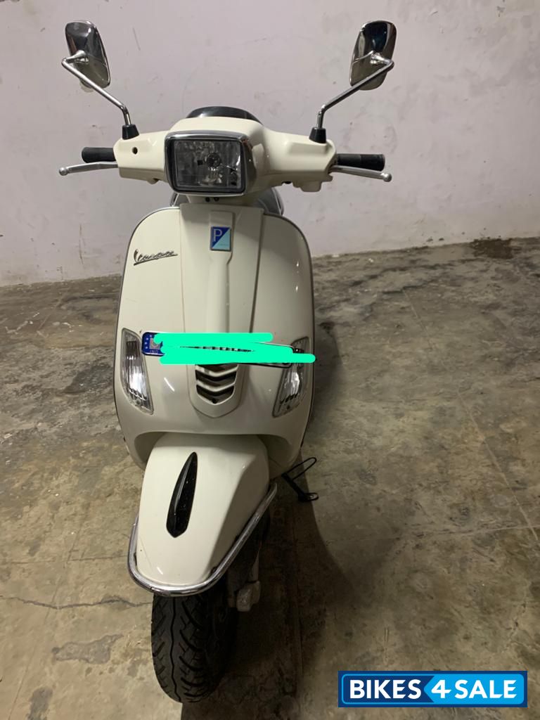 White Vespa SXL 150