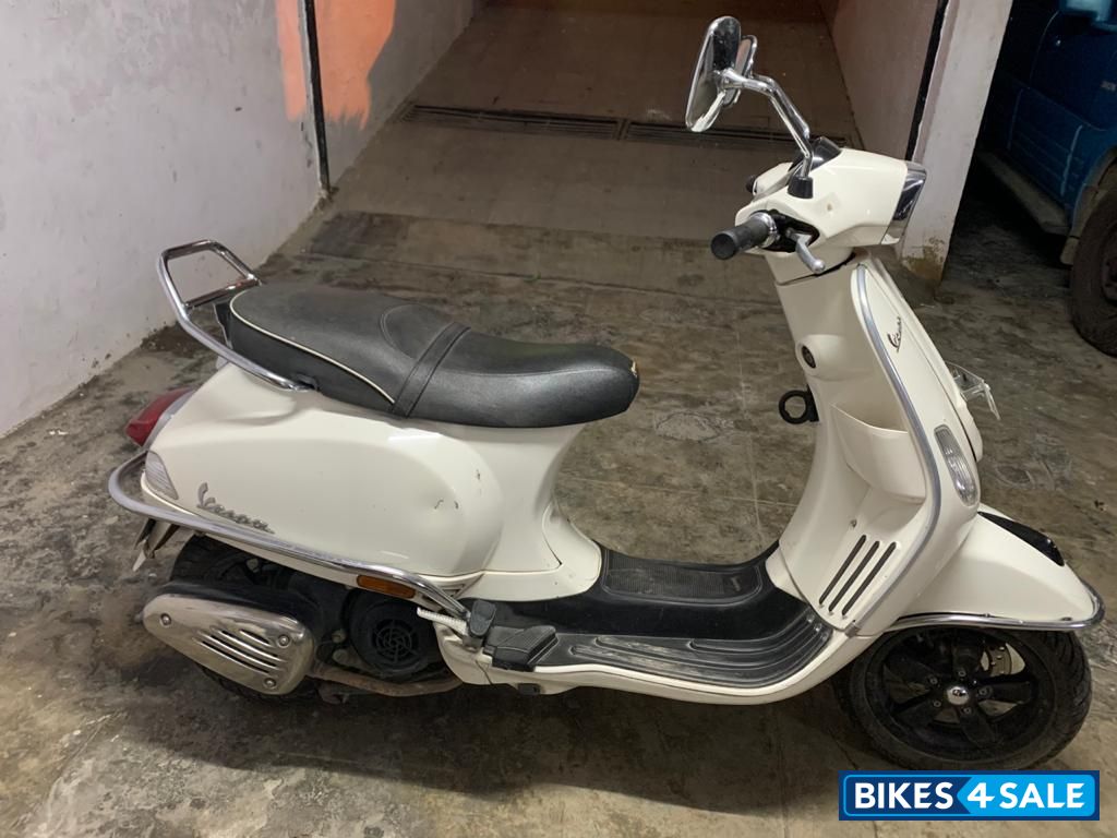 White Vespa SXL 150