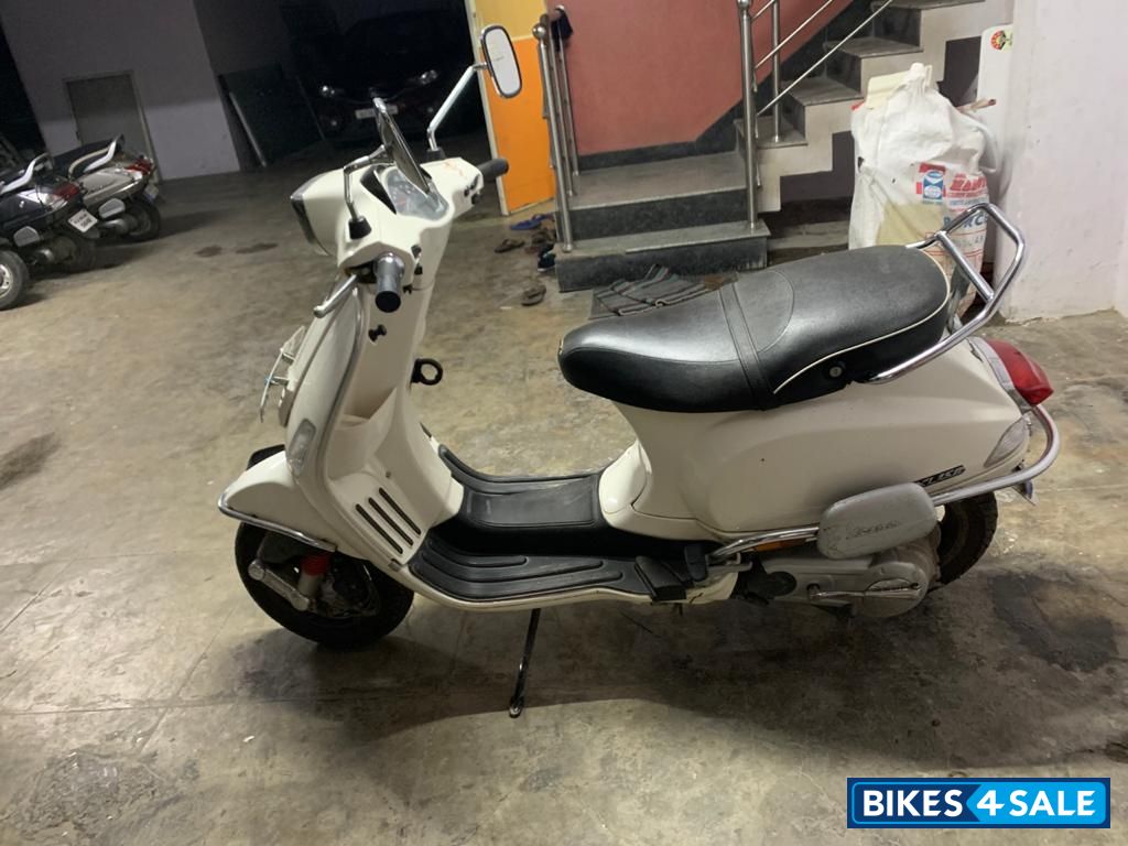 White Vespa SXL 150