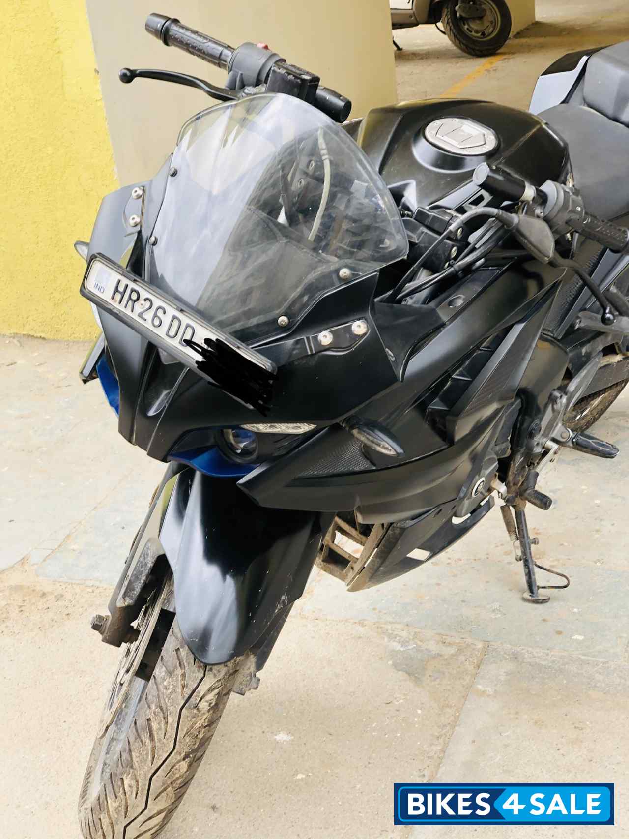 Black Bajaj Pulsar RS 200 ABS
