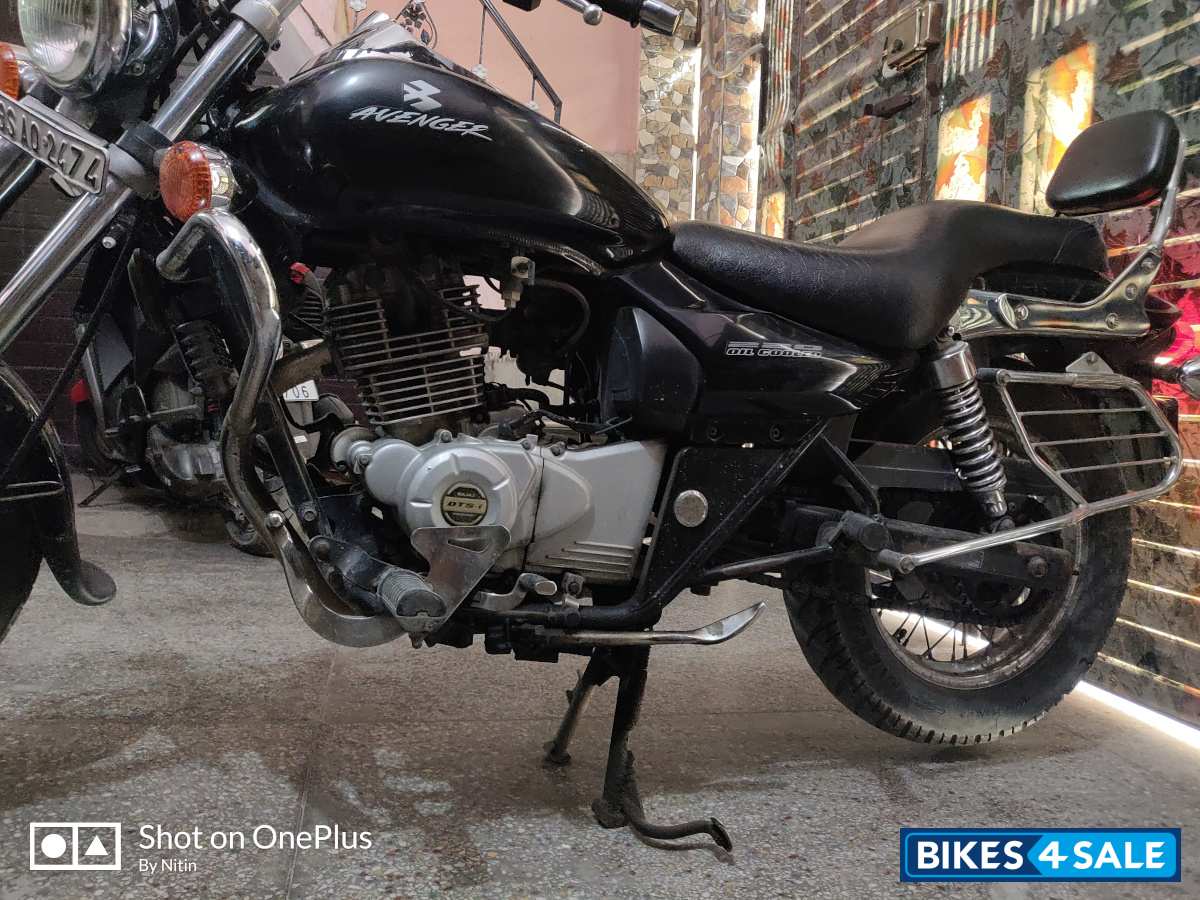 Black Bajaj Avenger 220 DTS-i