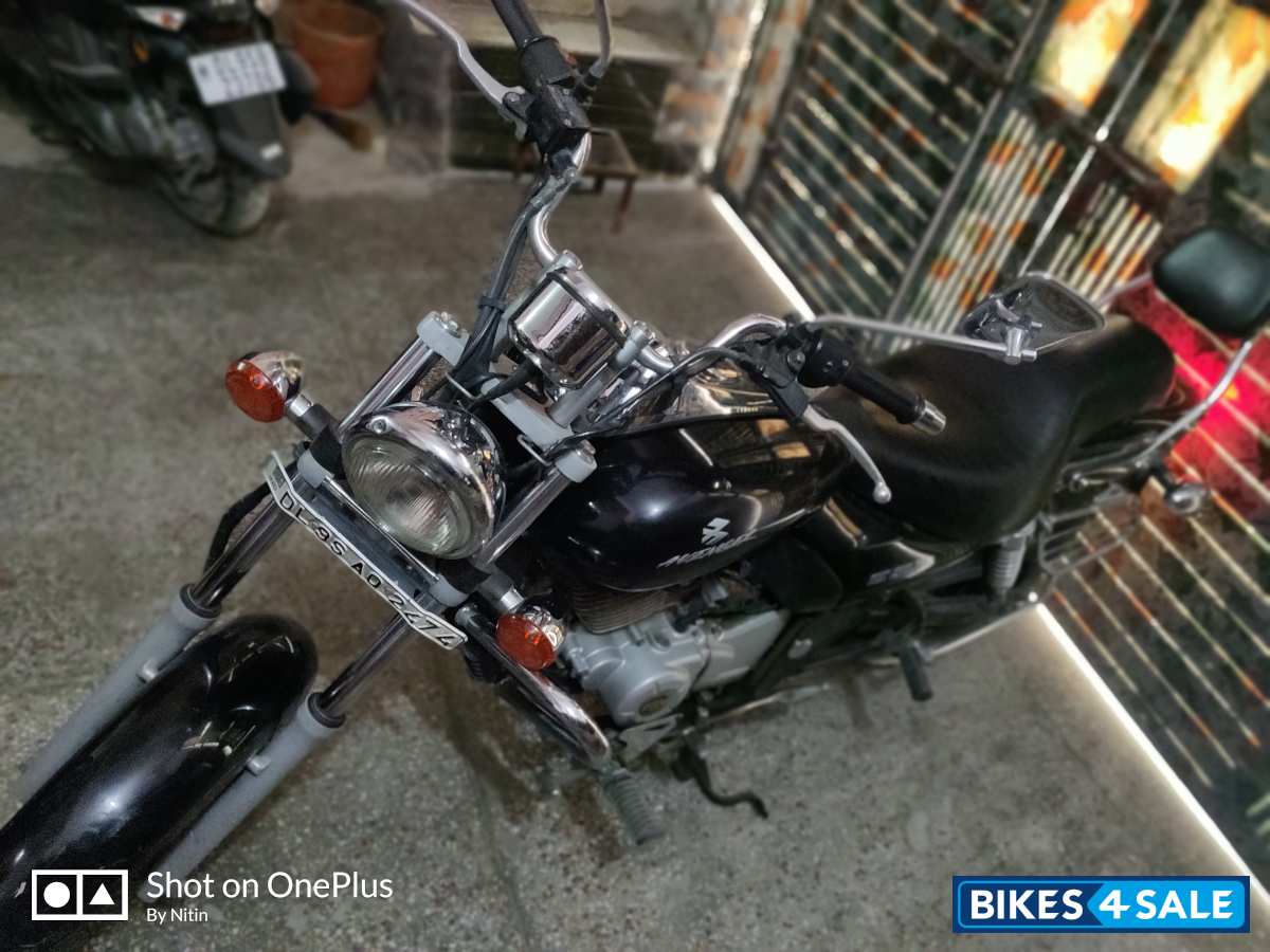 Black Bajaj Avenger 220 DTS-i Black Bajaj Avenger 220 DTS-i