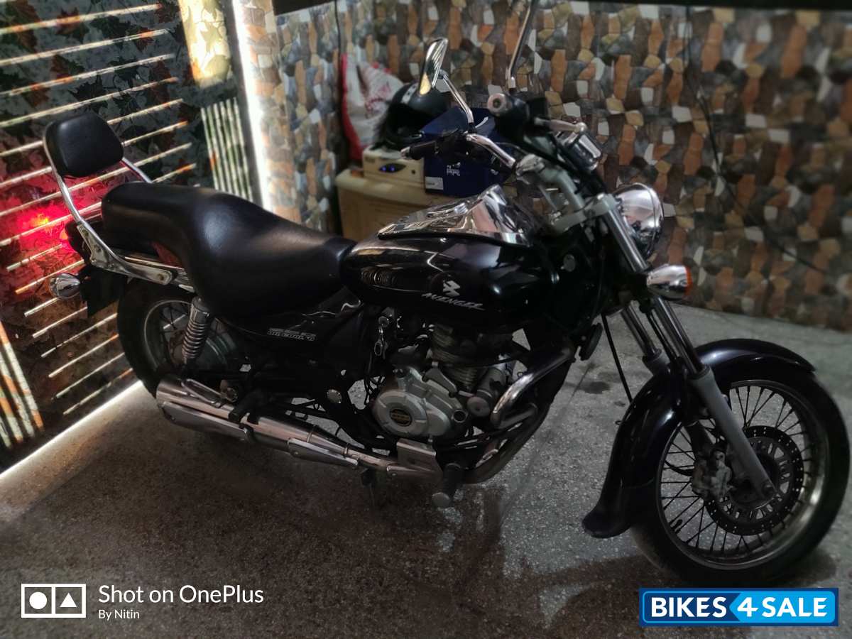 Black Bajaj Avenger 220 DTS-i Black Bajaj Avenger 220 DTS-i