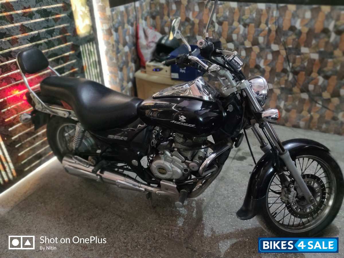 Black Bajaj Avenger 220 DTS-i Black Bajaj Avenger 220 DTS-i