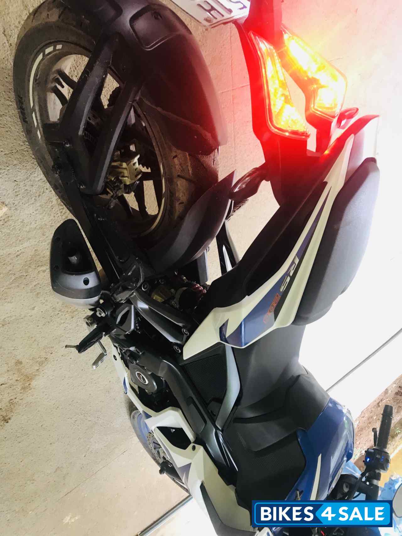 Bajaj Pulsar RS 200 ABS