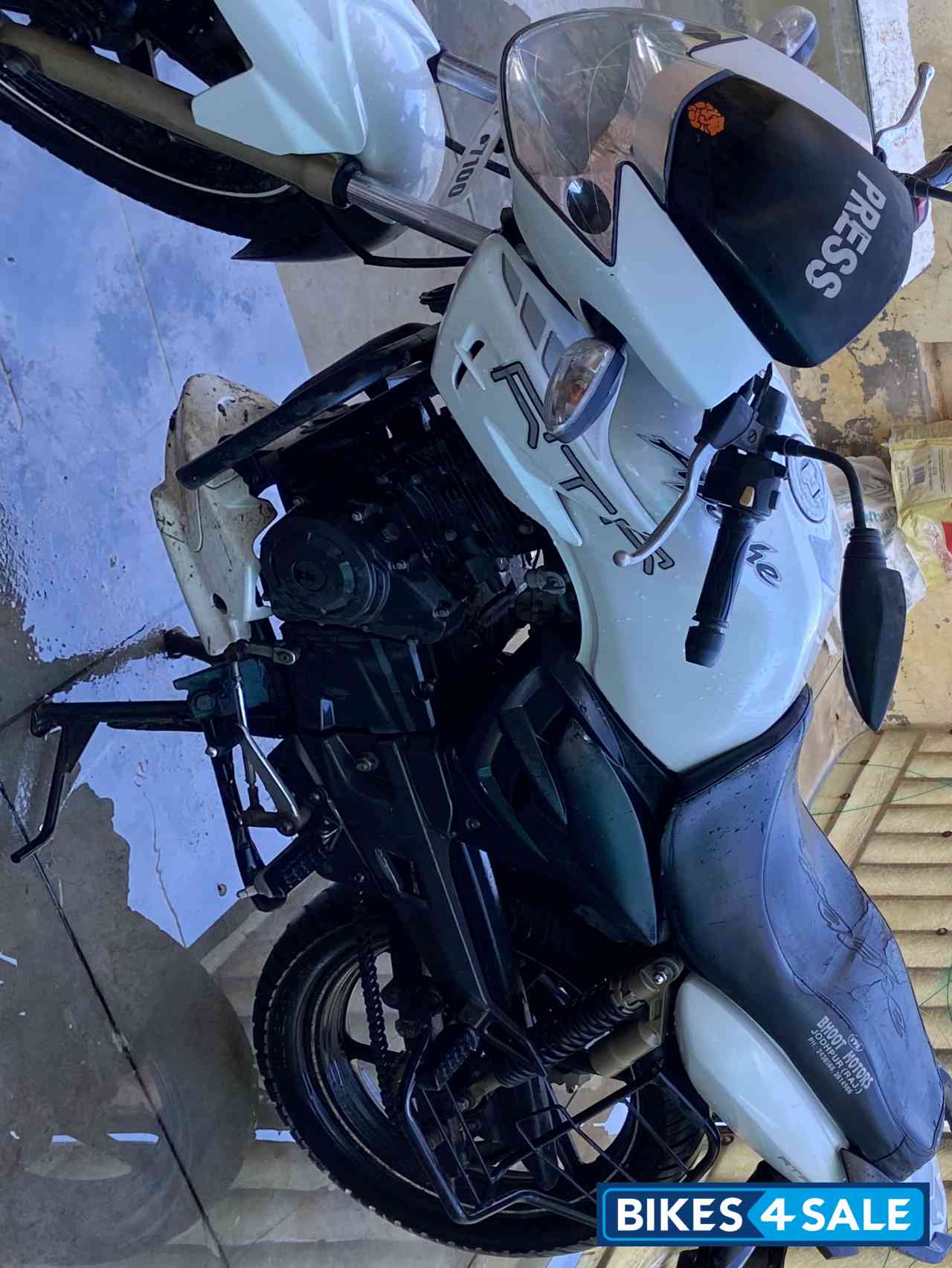 White TVS Apache RTR 180