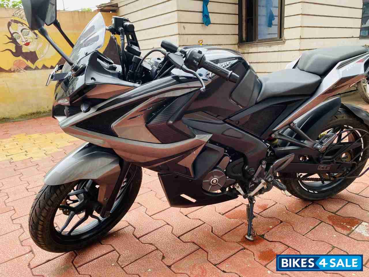Black Bajaj Pulsar RS 200