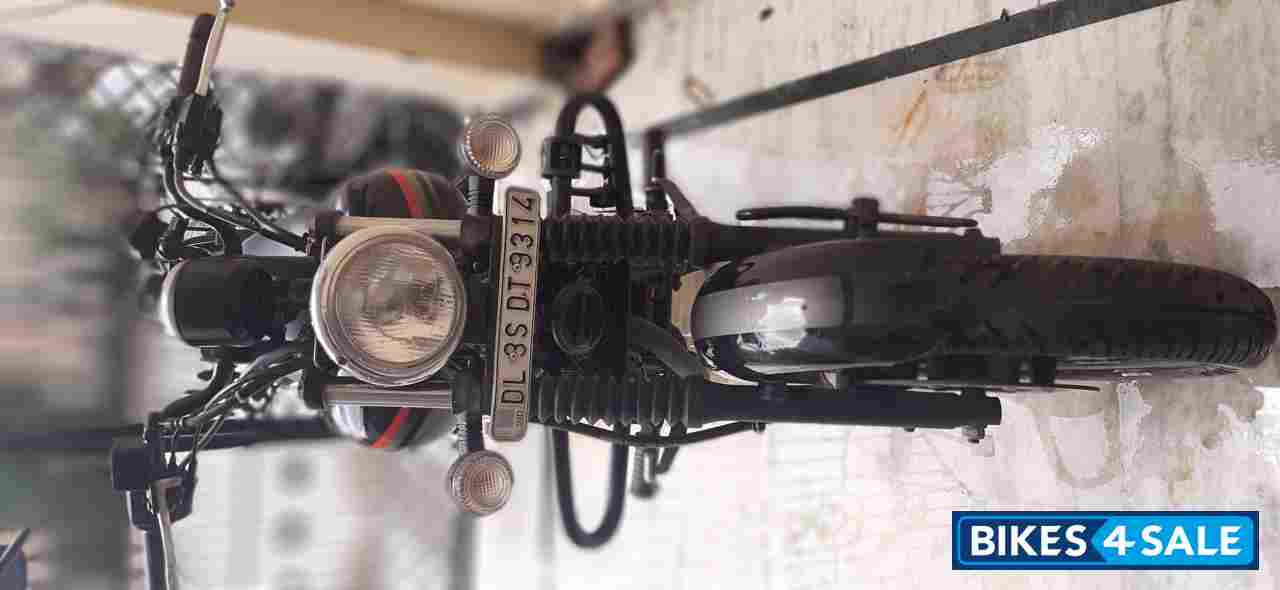 Black Bajaj Avenger Street 220