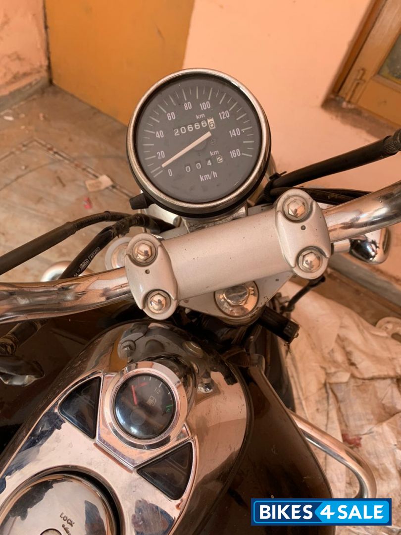 Black Bajaj Avenger Cruise 220