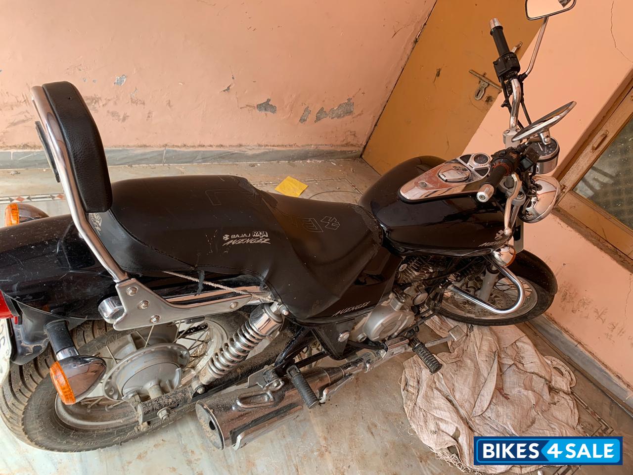 Black Bajaj Avenger Cruise 220