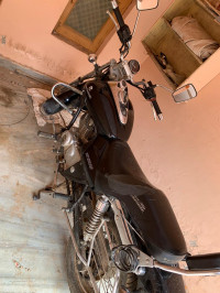 Black Bajaj Avenger Cruise 220