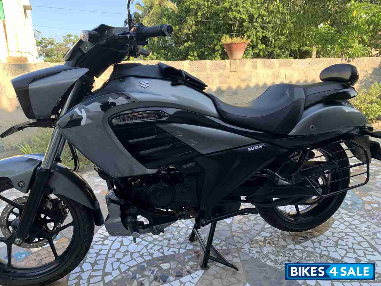 Grey Suzuki Intruder 150 FI