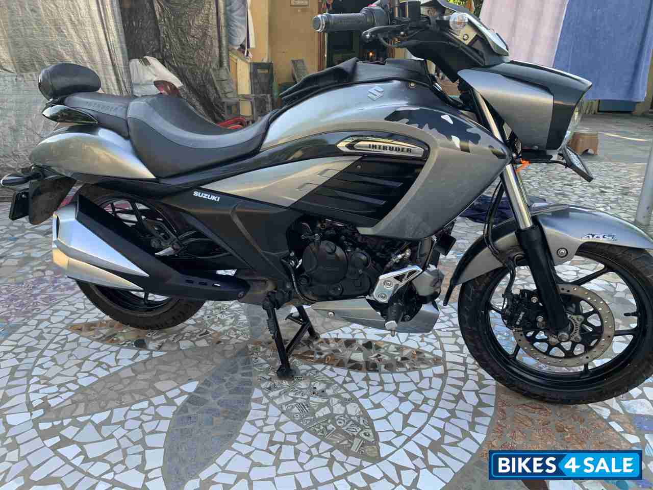Grey Suzuki Intruder 150 FI