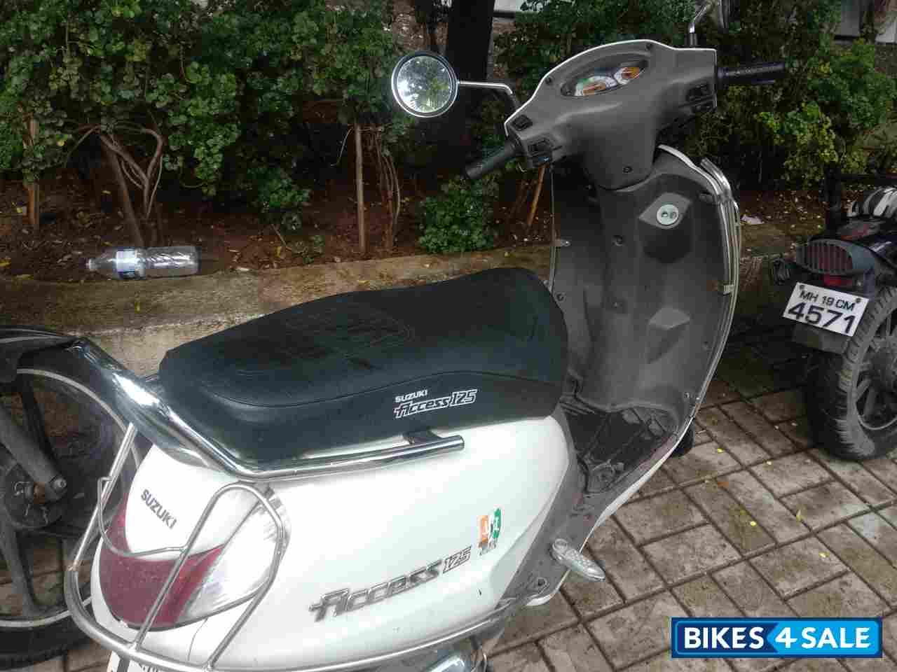 White Suzuki Access 125 Special Edition