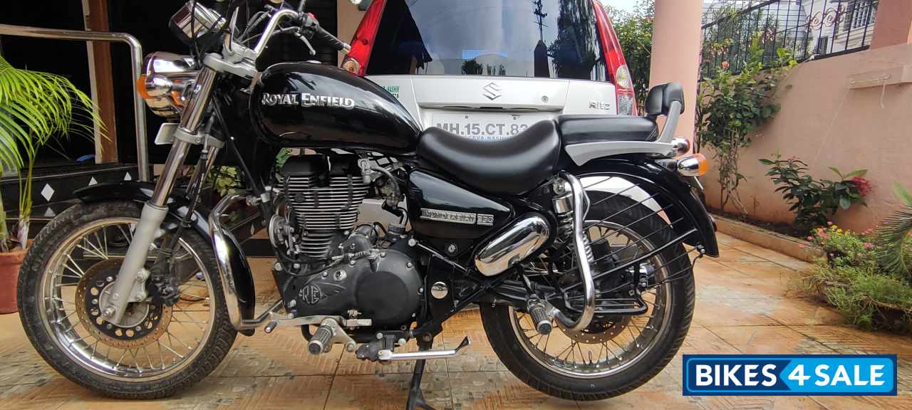 Black Royal Enfield Thunderbird 350