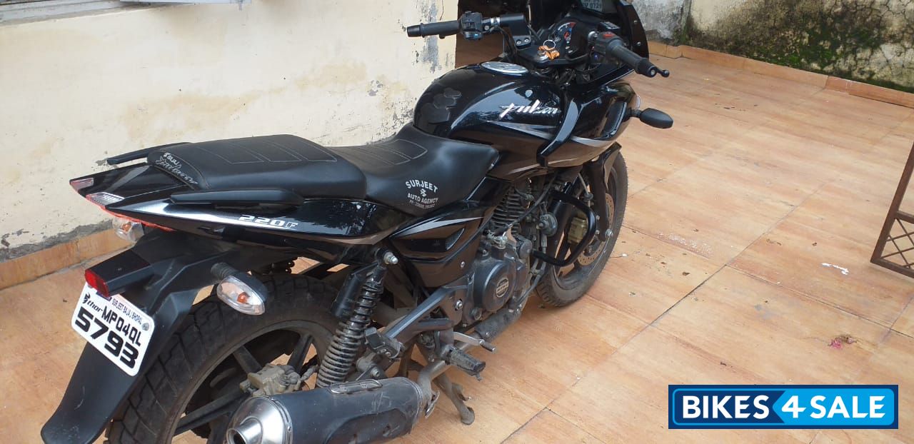 Black Bajaj Pulsar 220F