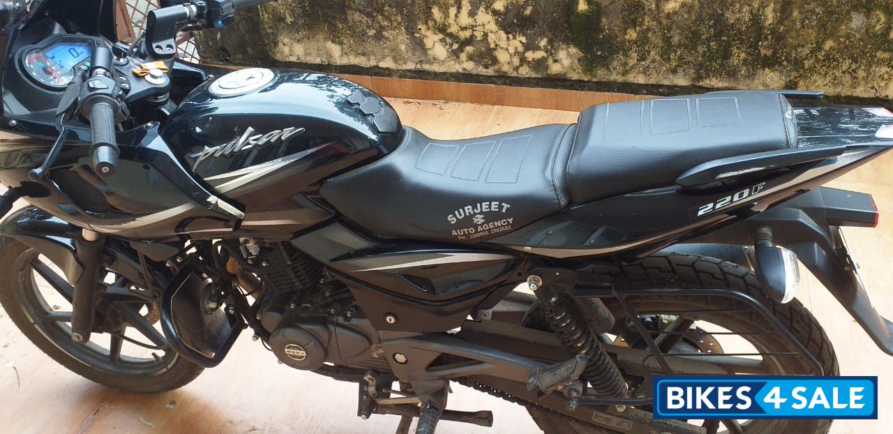 Black Bajaj Pulsar 220F