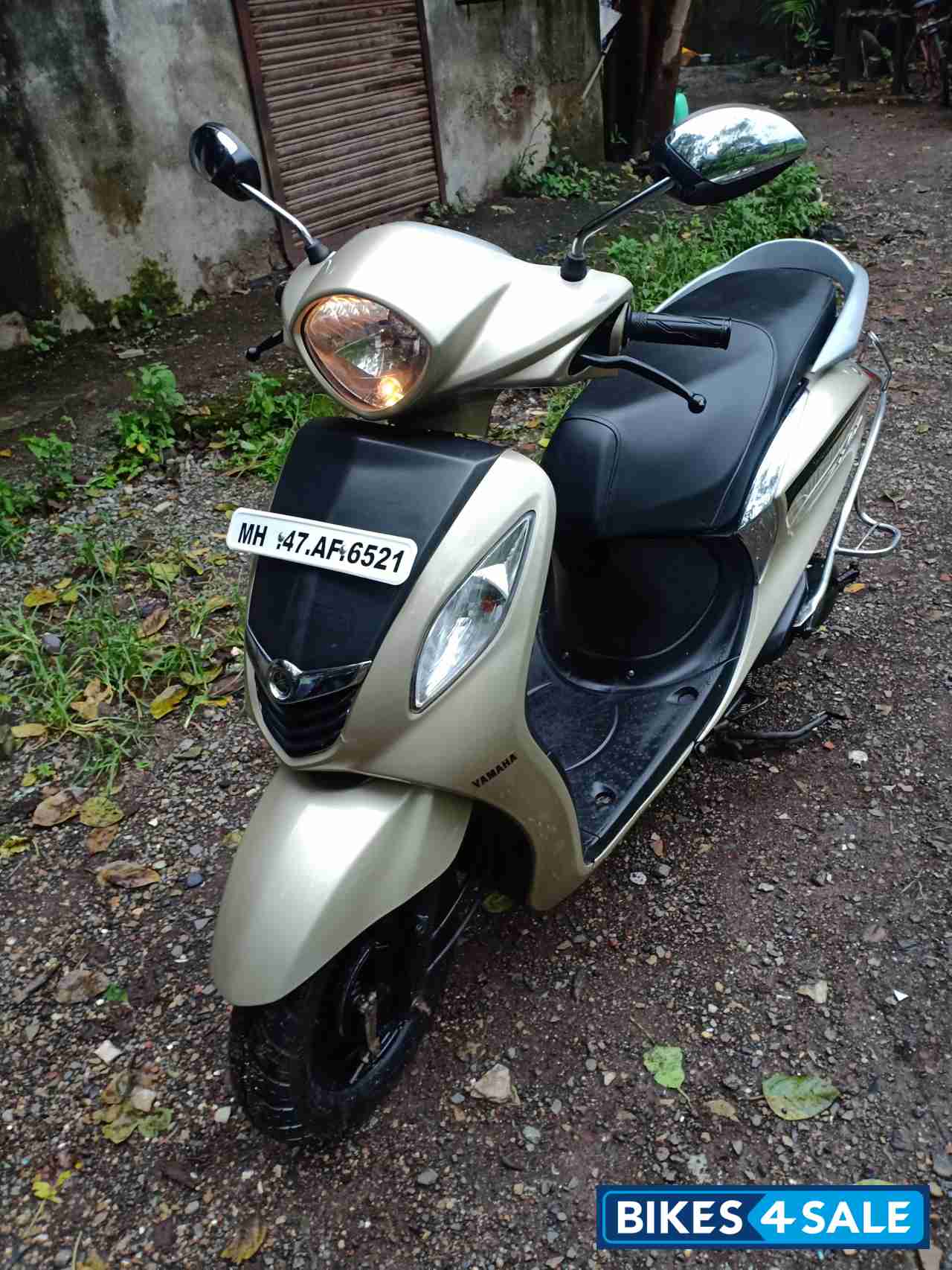 Golden Yamaha Fascino