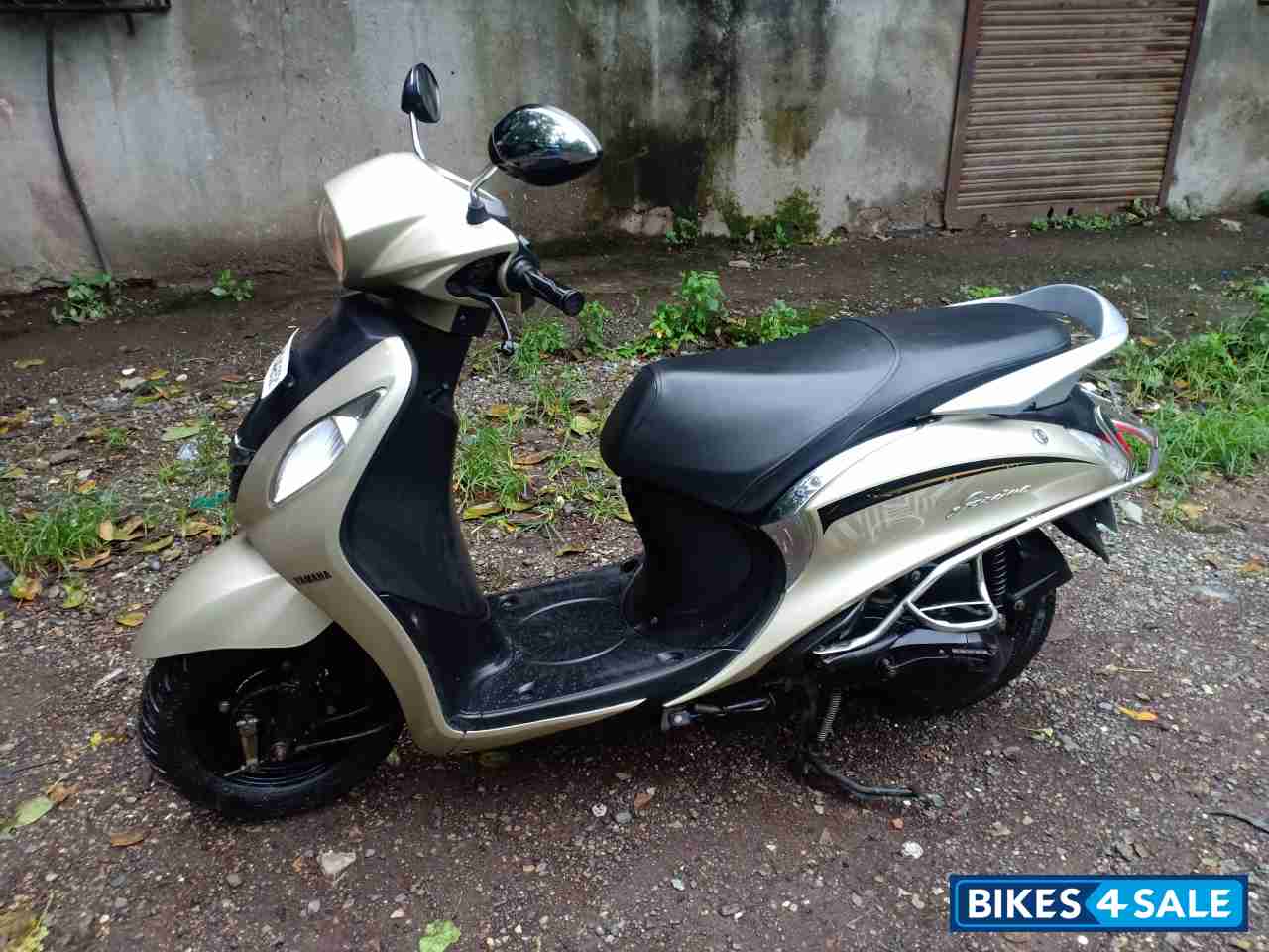 Golden Yamaha Fascino