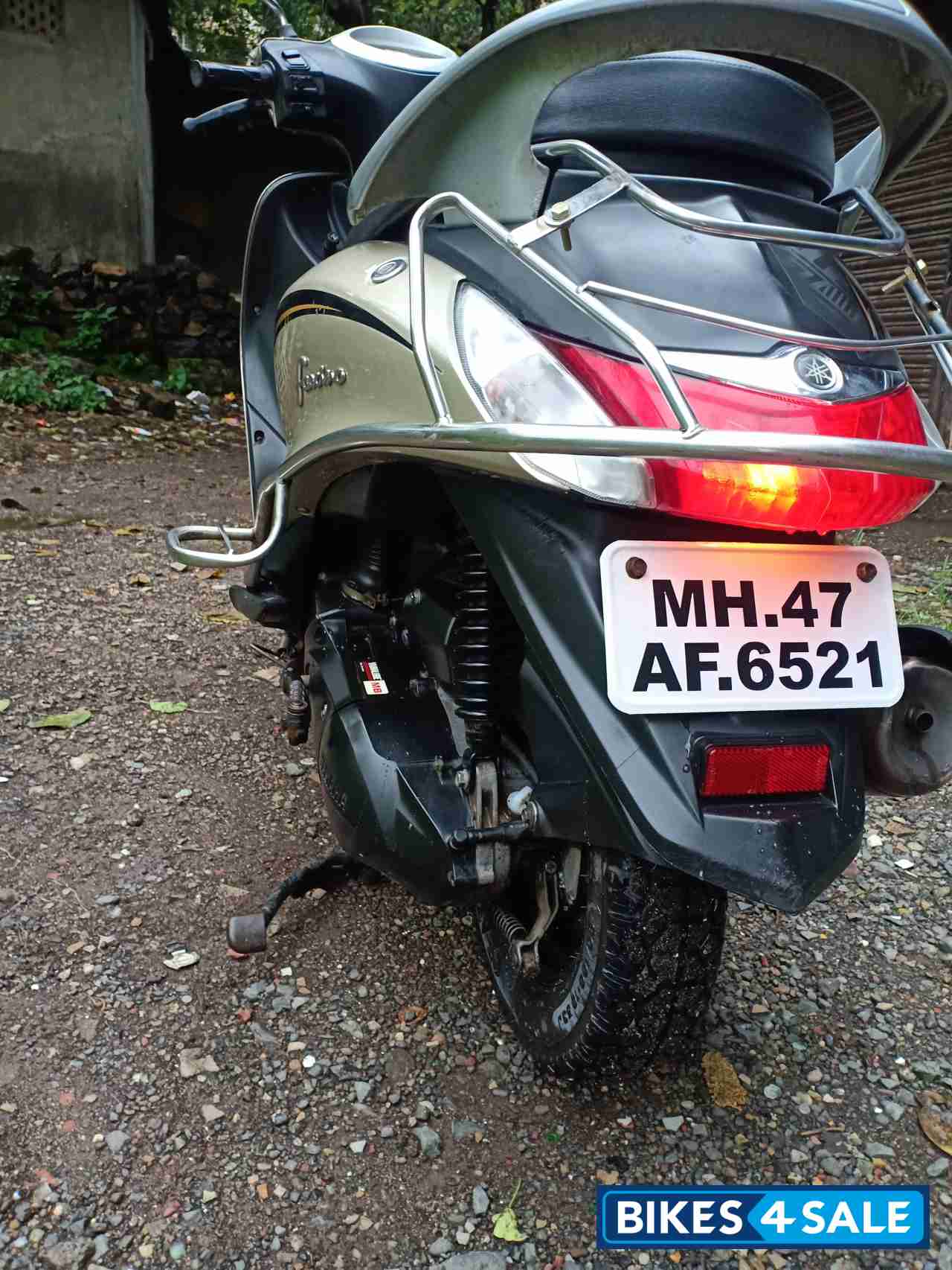 Golden Yamaha Fascino