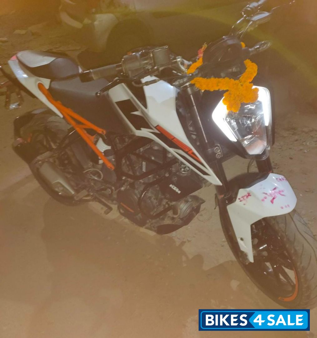 White KTM Duke 250