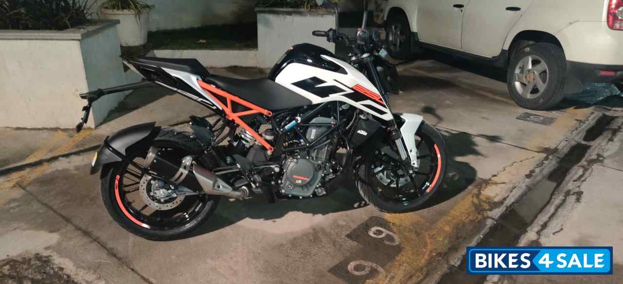 White KTM Duke 250 White KTM Duke 250