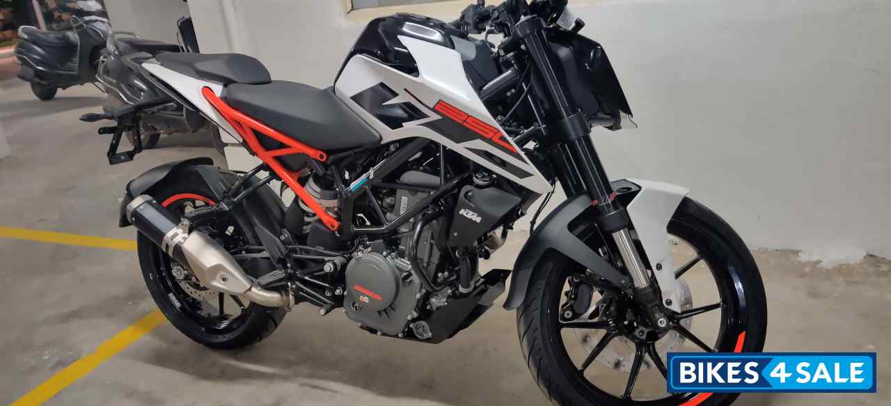 White KTM Duke 250 White KTM Duke 250