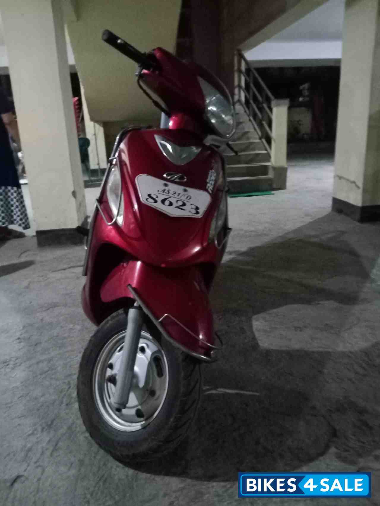 Red Mahindra Rodeo RZ