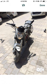 White Benelli TNT 25