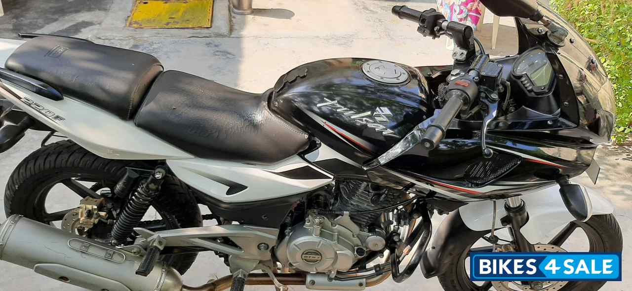 Bajaj Pulsar 220F