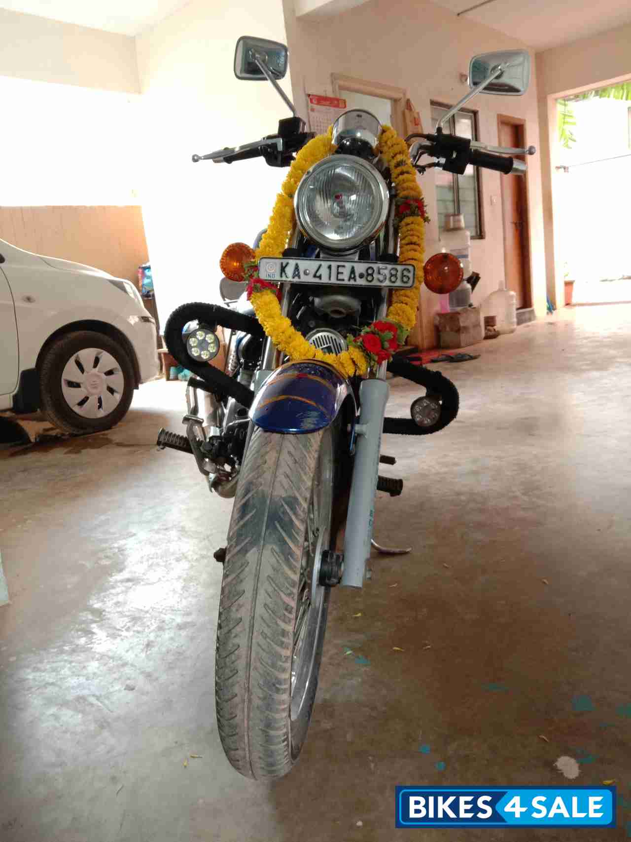 Blue Bajaj Avenger 220 DTS-i
