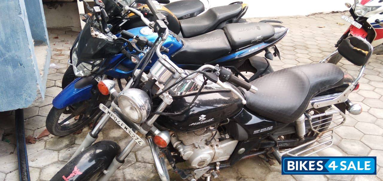Black Bajaj Avenger 220 DTS-i