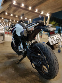 Pearl White BMW G 310 R