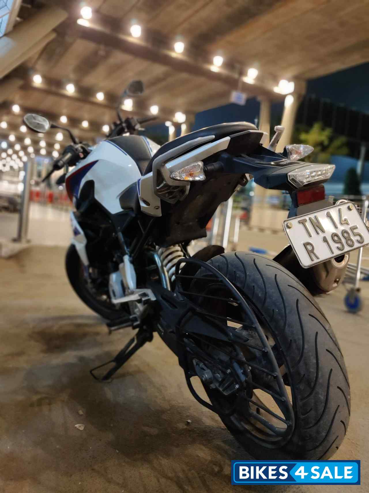 Pearl White BMW G 310 R