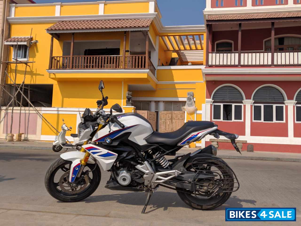 Pearl White BMW G 310 R